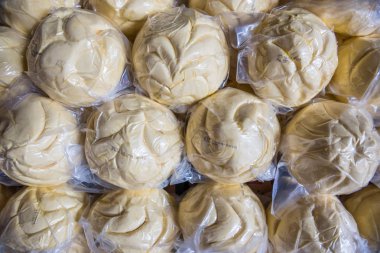 Geleneksel taze Türk tereyağı küçük torbalarda üstten görünüm vardır bir durak Istanbul, Türkiye'de satışa.