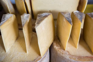 Geleneksel eski dilimlenmiş Türk Kars kaşar peyniri ve peynir blok satışa tüccar vardır