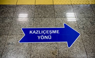 Yerdeki tabela Kazlıçeşme Tren İstasyonu Durağı, Istanbul, Türkiye'nin yönünü gösterir.