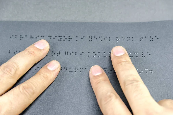 Widok Góry Ręki Osoby Niewidomej Czytanie Książki Napisane Alfabecie Braille — Zdjęcie stockowe