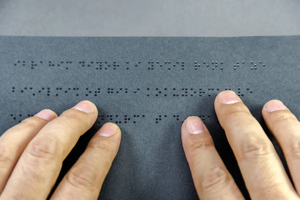 Üstten görünüm kör insanlar için braille alfabesi ile yazılmış bir kitap okuma kör birine el. Alanı düzenlemek için kopyalayın. Istanbul,Turkey.10 Şubat 2017