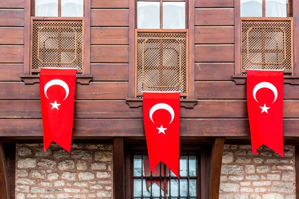Tre Bandiera Turca Appesa Sulla Parete Della Casa Legno Concetto — Foto Stock