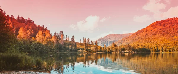 Yumuşak Sonbahar manzara turistler, yerliler, kampçılar ve Doğu Karadeniz, Savsat, Artvin, Türkiye'de seyahat etmek için popüler bir hedef Karagol (siyah göl) görüntülemek.