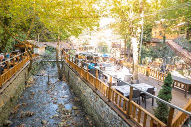 Kimliği belirsiz kişi Maşukiye, yemek ve zaman geçirmek için popüler bir hedef bir restoranda kahvaltı yapıyor. Kocaeli.Turkey.22 Ekim, 2017