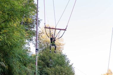 Maşukiye, eğlenmek için bir makine üzerinde sallanan adam