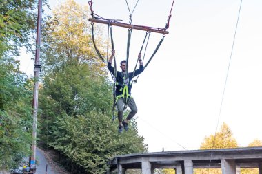 Maşukiye, eğlenmek için bir makine üzerinde sallanan adam