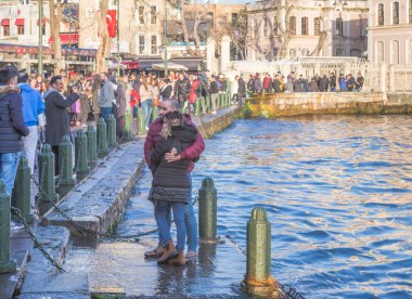 İnsanlar zaman harcamak ve Boğaz manzaralı Istanbul,Turkey.03 Ortaköy Camii'nin yakınındaki Ocak 2018 keyfini çıkarın