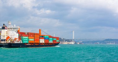 Büyük kargo gemi tanker veya kapsayıcı 15 Temmuz şehit boğaz kanalda, Istanbul, Turkey.03 Ocak 2018 köprü altında geçer