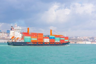 Büyük kargo gemi tanker veya kapsayıcı 15 Temmuz şehit boğaz kanalda, Istanbul, Turkey.03 Ocak 2018 köprü altında geçer