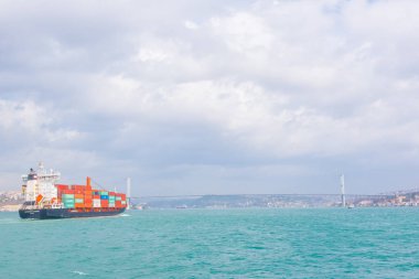 Büyük kargo gemi tanker veya kapsayıcı 15 Temmuz şehit boğaz kanalda, Istanbul, Turkey.03 Ocak 2018 köprü altında geçer