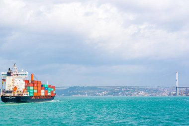Büyük kargo gemi tanker veya kapsayıcı 15 Temmuz şehit boğaz kanalda, Istanbul, Turkey.03 Ocak 2018 köprü altında geçer