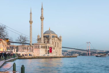Ortaköy Camii with15 Temmuz şehit köprü veya gayri resmi olarak Boğaziçi Köprüsü dış görünümünü de ilk köprü boğaz Istanbul,Turkey.03 Ocak 2018 denir
