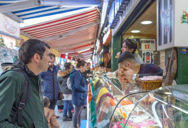 İnsanlar Ortakoy,Istanbul,Turkey.03 dükkanlarında gözleme, gözleme Ocak 2018 satın.