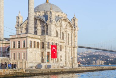 Ortaköy Camii with15 Temmuz şehit köprü veya gayri resmi olarak Boğaziçi Köprüsü dış görünümünü de ilk köprü boğaz Istanbul,Turkey.03 Ocak 2018 denir