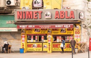 Nimet Abla(Blessing Sister) dükkanı bir ünlü piyango bilet satıcı, satıcı Eminönü İlçe olarak var. Istanbul, Türkiye, 28 Ekim 2017'de nimet