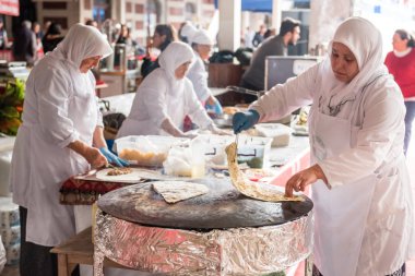 Geleneksel Türk yemekleri Fırında Tavuklu, hamur işleri veya gözleme, ocakta yemek kimliği belirsiz bir kadın. Istanbul, Türkiye, 28 Ekim 201