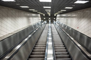Underground hareketli merdivenlerde. Metro istasyonu merdivenlerde yürüyen merdiven.