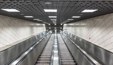 Underground hareketli merdivenlerde. Metro istasyonu merdivenlerde yürüyen merdiven.