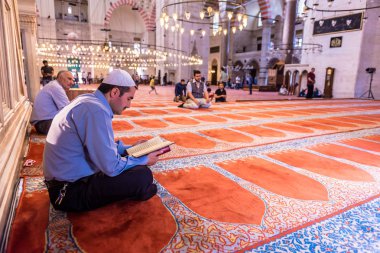 Türk adam kuran(koran) Süleymaniye Camii, Ramazan Bayramı ay üzerinde okuma. Istanbul, Türkiye 04 Haziran 2017