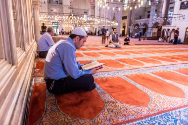 Türk adam kuran(koran) Süleymaniye Camii, Ramazan Bayramı ay üzerinde okuma. Istanbul, Türkiye 04 Haziran 2017