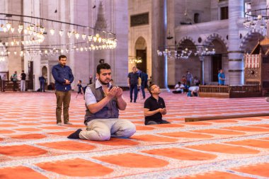 Istanbul, Türkiye - Haziran 6, Istanbul,Turkey.Suleymaniye Camii Süleymaniye Camii'nde dua 2017:Turkish Müslüman erkekler. Turistler ve yerel halkın bu tarihi dönüm noktası her mevsim ziyaret edin.