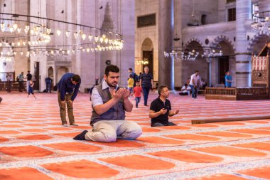 Kimliği belirsiz Türk Müslüman erkeklerin Haziran 201 Osmanlı Mimar Sinan.Istanbul,Turkey.04 tarafından tasarlanmış ve İslami öğelerle dekore Süleymaniye Camii, dua