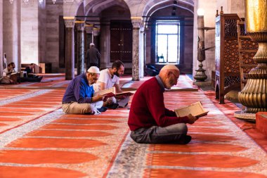 Kimliği belirsiz Türk Müslüman erkek Kur'an'Süleymaniye Camii, Osmanlı Mimar Sinan.Istanbul,Turkey.04 tarafından Haziran 2017 tasarlanmış ve İslami öğelerle Süslenmiş okuma