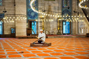 Türk imam Kur'an'Süleymaniye Camii, Osmanlı Mimar Sinan.Istanbul,Turkey.04 tarafından Haziran 2017 tasarlanmış ve İslami öğelerle Süslenmiş okuma
