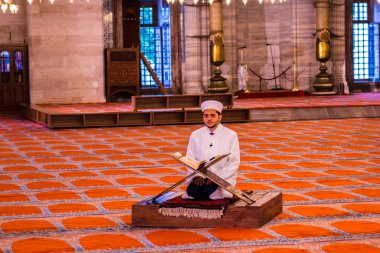 Türk imam Kur'an'Süleymaniye Camii, Osmanlı Mimar Sinan.Istanbul,Turkey.04 tarafından Haziran 2017 tasarlanmış ve İslami öğelerle Süslenmiş okuma