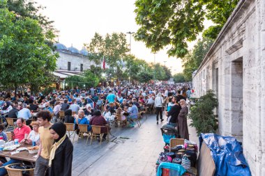 Istanbul, Türkiye - 4 Haziran 2017: İnsanlar ramazan boyunca iftar (akşam yemeği, akşam yemeği) Süleymaniye Meydanı'nda yiyor. Süleymaniye bölge için Ramazan etkinlikleri Istanbul'da en popüler bir yer