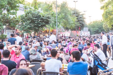Istanbul, Türkiye - 4 Haziran 2017: İnsanlar ramazan boyunca iftar (akşam yemeği, akşam yemeği) Süleymaniye Meydanı'nda yiyor. Süleymaniye bölge için Ramazan etkinlikleri Istanbul'da en popüler bir yer
