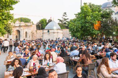 Istanbul, Türkiye - 4 Haziran 2017: İnsanlar ramazan boyunca iftar (akşam yemeği, akşam yemeği) Süleymaniye Meydanı'nda yiyor. Süleymaniye bölge için Ramazan etkinlikleri Istanbul'da en popüler bir yer