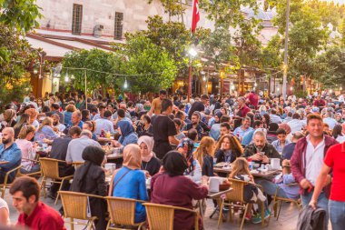 Istanbul, Türkiye - 4 Haziran 2017: İnsanlar ramazan boyunca iftar (akşam yemeği, akşam yemeği) Süleymaniye Meydanı'nda yiyor. Süleymaniye bölge için Ramazan etkinlikleri Istanbul'da en popüler bir yer