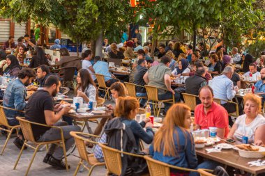 Istanbul, Türkiye - 4 Haziran 2017: İnsanlar ramazan boyunca iftar (akşam yemeği, akşam yemeği) Süleymaniye Meydanı'nda yiyor. Süleymaniye bölge için Ramazan etkinlikleri Istanbul'da en popüler bir yer