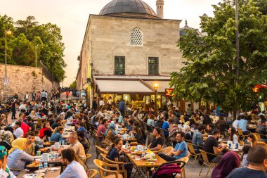 Müslüman insanlar açlık Süleymaniye Camii bölgesinde Ramazan ayında Ezan (ezan) ve akşam yemeği (Iftar) için bekleyin. Istanbul, Türkiye.04 Haziran 2017