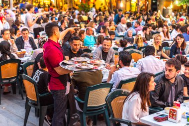 Istanbul, Türkiye - 4 Haziran 2017: İnsanlar ramazan boyunca iftar (akşam yemeği, akşam yemeği) Süleymaniye Meydanı'nda yiyor. Süleymaniye bölge için Ramazan etkinlikleri Istanbul'da en popüler bir yer