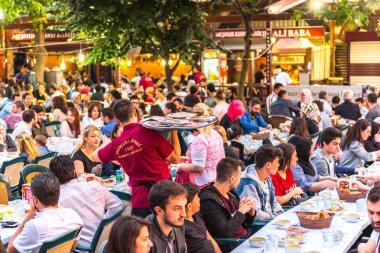 Müslüman insanlar açlık Süleymaniye Camii bölgesinde Ramazan ayında Ezan (ezan) ve akşam yemeği (Iftar) için bekleyin. Istanbul, Türkiye.04 Haziran 2017