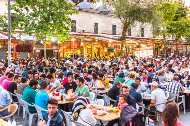 Istanbul, Türkiye - 4 Haziran 2017: İnsanlar ramazan boyunca iftar (akşam yemeği, akşam yemeği) Süleymaniye Meydanı'nda yiyor. Süleymaniye bölge için Ramazan etkinlikleri Istanbul'da en popüler bir yer