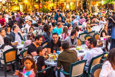 Müslüman insanlar açlık Süleymaniye Camii bölgesinde Ramazan ayında Ezan (ezan) ve akşam yemeği (Iftar) için bekleyin. Istanbul, Türkiye.04 Haziran 2017