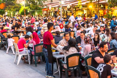 Istanbul, Türkiye - 4 Haziran 2017: İnsanlar ramazan boyunca iftar (akşam yemeği, akşam yemeği) Süleymaniye Meydanı'nda yiyor. Süleymaniye bölge için Ramazan etkinlikleri Istanbul'da en popüler bir yer