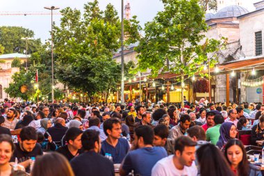 Istanbul, Türkiye - 4 Haziran 2017: İnsanlar ramazan boyunca iftar (akşam yemeği, akşam yemeği) Süleymaniye Meydanı'nda yiyor. Süleymaniye bölge için Ramazan etkinlikleri Istanbul'da en popüler bir yer