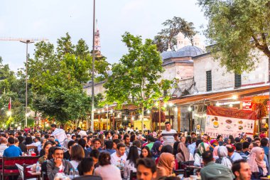 Istanbul, Türkiye - 4 Haziran 2017: İnsanlar ramazan boyunca iftar (akşam yemeği, akşam yemeği) Süleymaniye Meydanı'nda yiyor. Süleymaniye bölge için Ramazan etkinlikleri Istanbul'da en popüler bir yer