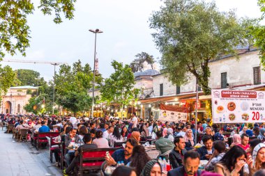 Istanbul, Türkiye - 4 Haziran 2017: İnsanlar ramazan boyunca iftar (akşam yemeği, akşam yemeği) Süleymaniye Meydanı'nda yiyor. Süleymaniye bölge için Ramazan etkinlikleri Istanbul'da en popüler bir yer