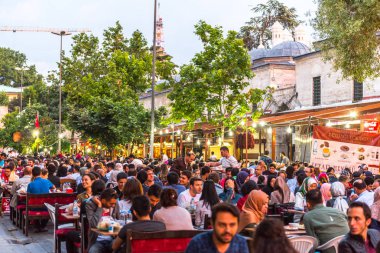 Istanbul, Türkiye - 4 Haziran 2017: İnsanlar ramazan boyunca iftar (akşam yemeği, akşam yemeği) Süleymaniye Meydanı'nda yiyor. Süleymaniye bölge için Ramazan etkinlikleri Istanbul'da en popüler bir yer
