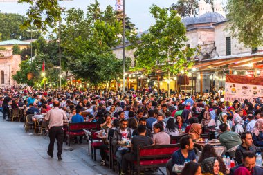 Müslüman insanlar açlık Süleymaniye Camii bölgesinde Ramazan ayında Ezan (ezan) ve akşam yemeği (Iftar) için bekleyin. Istanbul, Türkiye.04 Haziran 2017