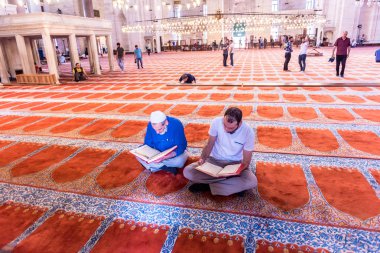 Kimliği belirsiz Türk Müslüman erkek Kur'an'Süleymaniye Camii, Osmanlı Mimar Sinan.Istanbul,Turkey.04 tarafından Haziran 2017 tasarlanmış ve İslami öğelerle Süslenmiş okuma