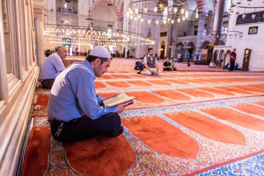 Kimliği belirsiz Türk Müslüman erkek Kur'an'Süleymaniye Camii, Osmanlı Mimar Sinan.Istanbul,Turkey.04 tarafından Haziran 2017 tasarlanmış ve İslami öğelerle Süslenmiş okuma