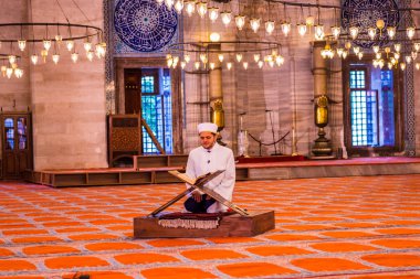 Istanbul, Türkiye 05 Haziran 2017: Kubbe iç görünümünü ve tavan Süleymaniye Camii, Istanbul 'un en büyük Camisi 1550-1580 tasarımını baş Osmanlı mimarı Mimar Sinan tarafından inşa edilmiştir. Turistler ve yerel halkın bu tarihsel landmar ziyaret edin