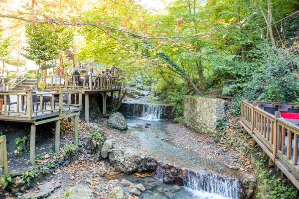 Kimliği belirsiz kişi Maşukiye, yemek ve zaman geçirmek için popüler bir hedef bir restoranda kahvaltı yapıyor. Kocaeli.Turkey.22 Ekim, 2017