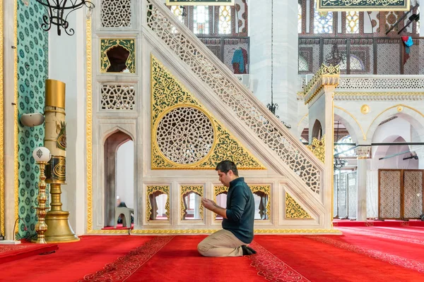 Vista interior de la mezquita Valide-i Cedid en Estambul — Foto de Stock